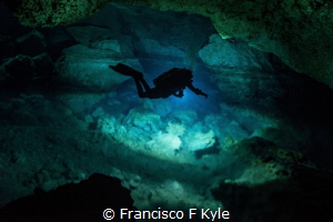 IN THES IMAGE U CAN SEE THE DIVER GOING IN INTO THE HALOC... by Francisco F Kyle 